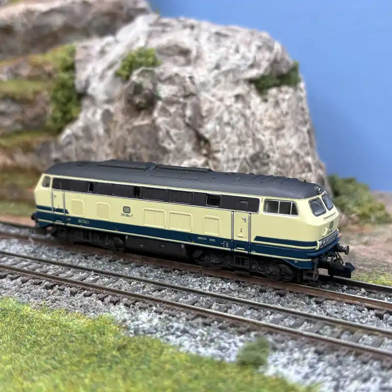 Dernier Modèle Locomotive diesel BR 215 064-7, DB, Ep. IV digital son - MINITRIX 16254 - N 1/160