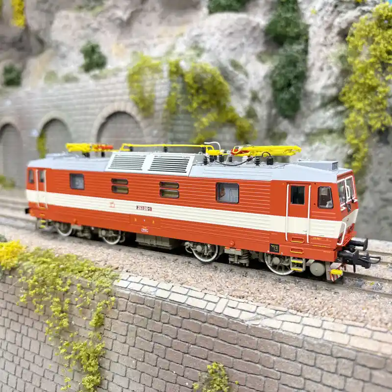 Locomotive électrique 263 010-1, Škoda S 499.2, courant alternatif, ZSSK, Ep. V-VI - ROCO 7500189 - HO 1/87 Offre Du Jour