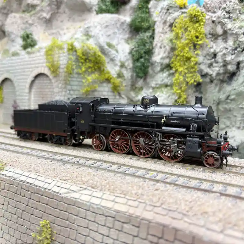 Locomotive à vapeur 685 086, Gr. 685 2e série, lampes à huile, FS, Ep. III - RIVAROSSI HR2914 - HO 1/87 Produit De Marque