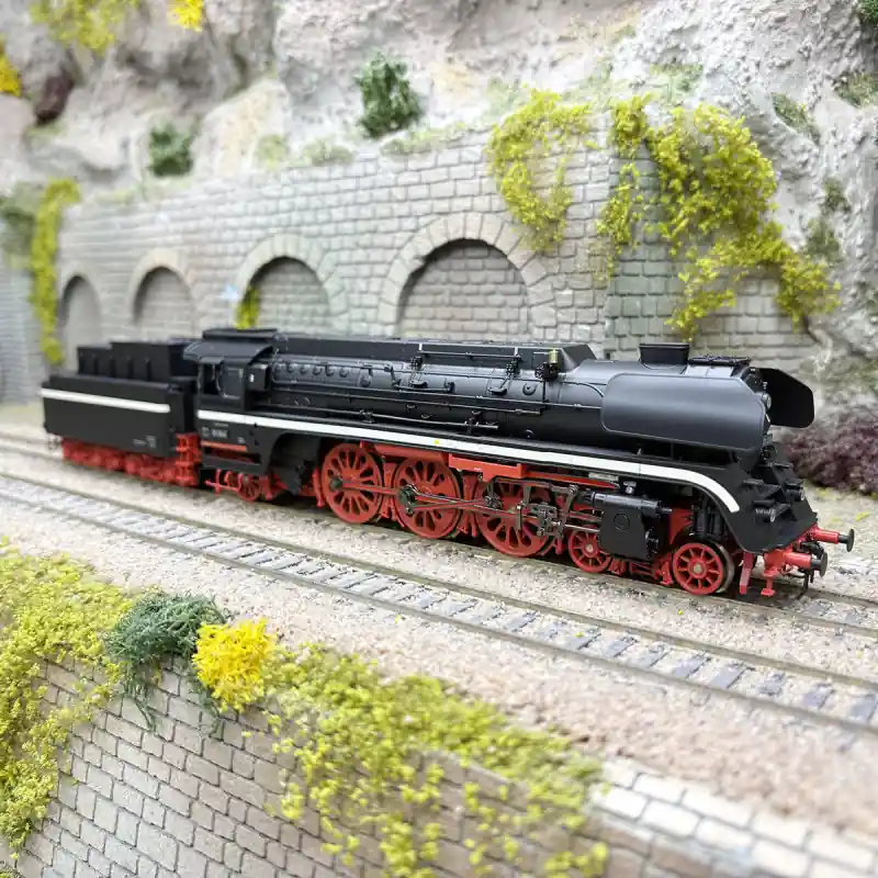 Locomotive à vapeur express BR 01 504, version Reko, tender charbon 2‘2‘T34, DR, Ep. III, digital son - TRIX 25906 - HO 1/87 Dernière Chance