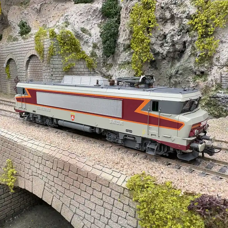 Locomotive électrique BB 15056, "Grand confort", Armoiries de Vannes, SNCF, Ep. IV, digital son AC - ROCO 7520136 - HO 1/87 Prix Bas