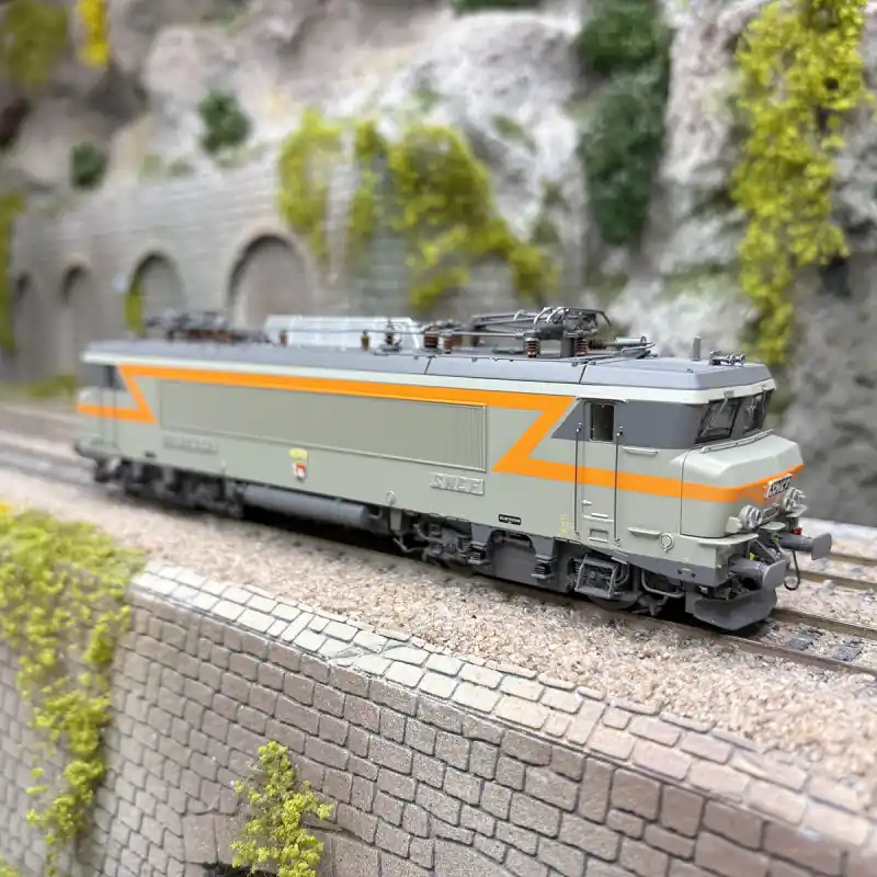 Promotion Locomotive électrique BB 22356, grande cabine, Rennes, SNCF, Ep. IV, digital AC - LSMODELS 11605 - HO 1/87