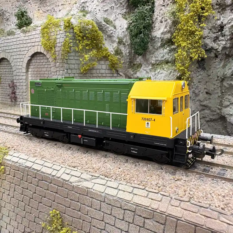 Locomotive diesel T435 (720 607-4), modèle industriel, Nova Hut, CKD Privé, Ep. III, digital son - PIKO 52106 - HO 1/87 Produit De Marque