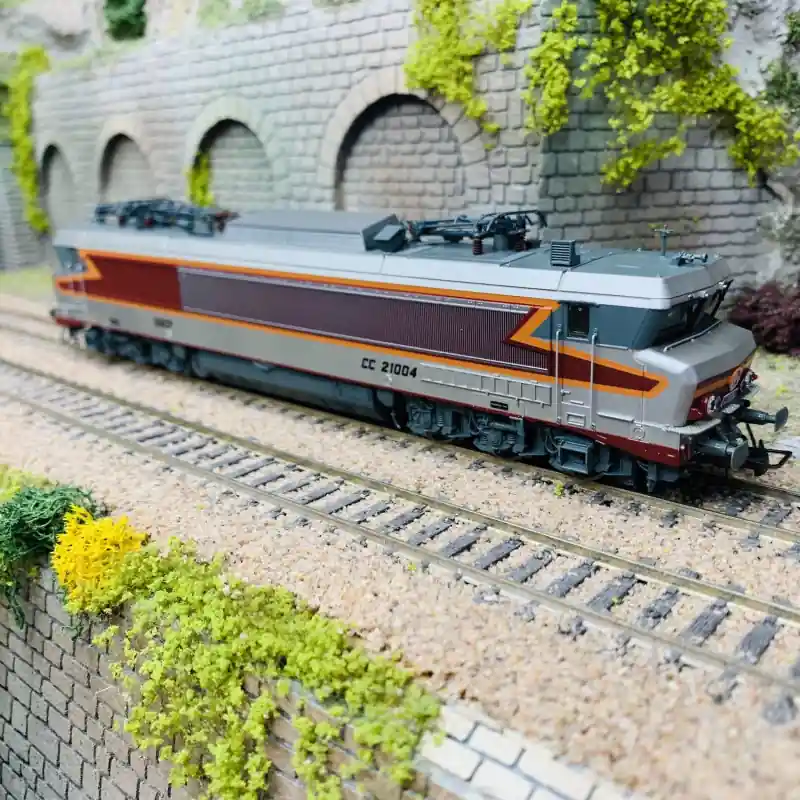 Bon Marché Locomotive électrique CC 21004, livrée argent SNCF Ep IV digital son - JOUEF HJ2422S - HO 1/87