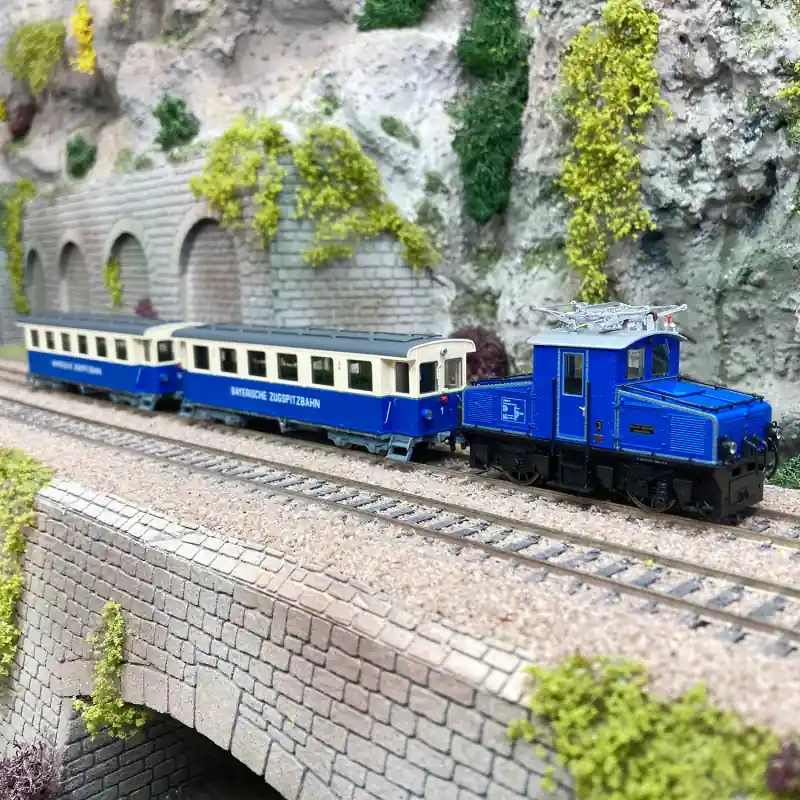Must-Have Train de tourisme "Bayerische Zugspitzbahn", Ep V et VI - HOBBYTRAIN H43104 - HO 1/87