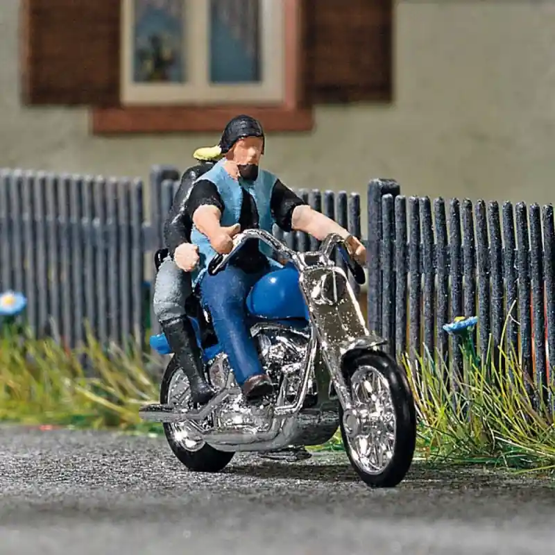 Produit De Marque Couple en balade sur Moto Custom- HO 1/87 - BUSCH 7860