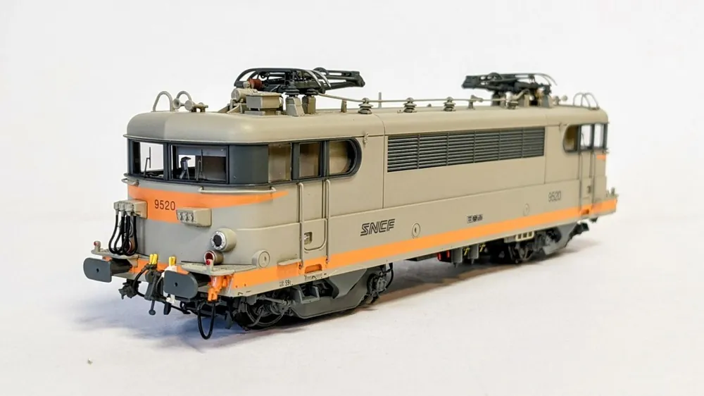 *SOLDES* - LOCOMOTIVE ELECTRIQUE BB 9520 SNCF, GRIS BETON/ORANGE BANDE ORANGE SUR LA TRAVERSE TAMPON, LOGO NOUILLE DEPOT AVIGNON - AC 3 RAILS DIGITAL SOUND Prix Réduit