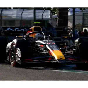 Achat Immédiat Spark Red Bull Racing RB21 No.22 Oracle Red Bull Racing Emilia-Romagna GP 2025 - RB 400 Races Yuki Tsunoda [1/43]